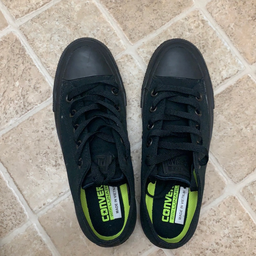 Converse low top all black in very good condition
